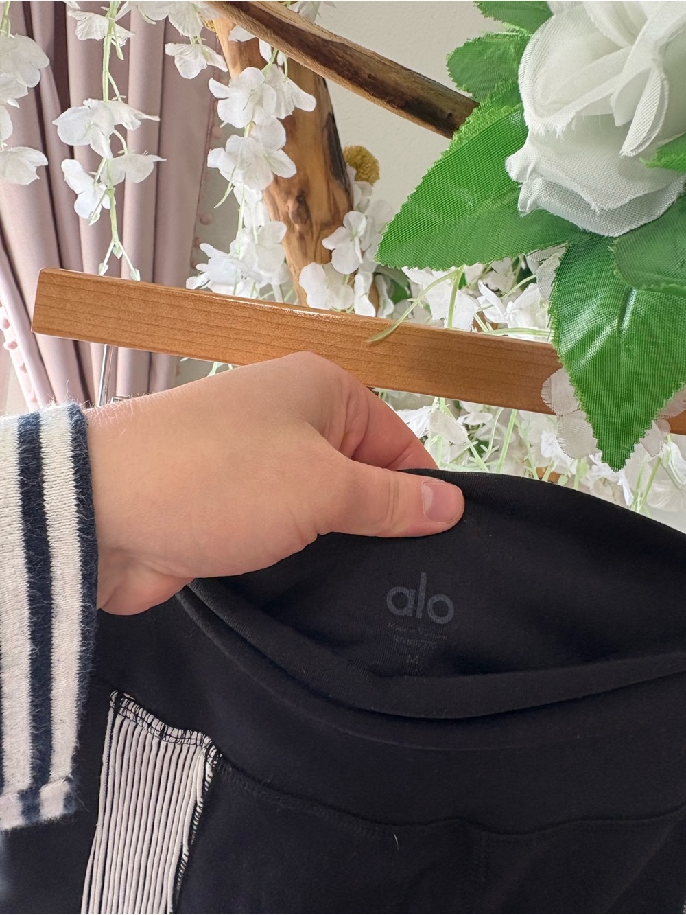 ALO Yoga Black Leggings with White Contrast Panels - Picture 7 of 10